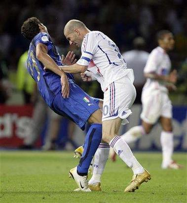  عقلية جزائرية 100%100  اكيد هدا جزائري  Zidane_materazzi2